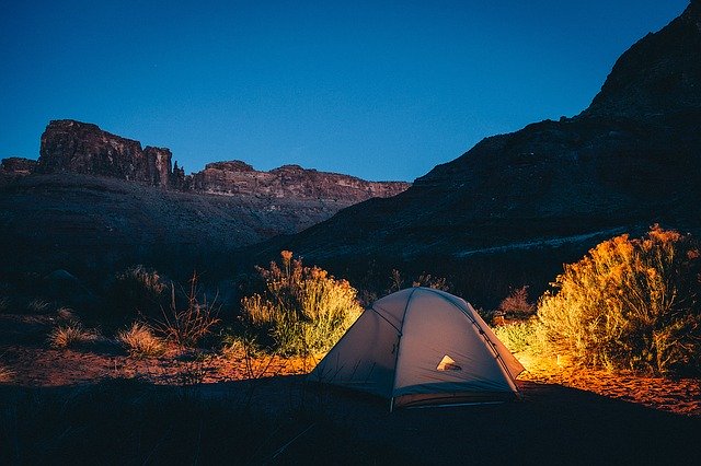 Co warto zabrać ze sobą pod namiot?