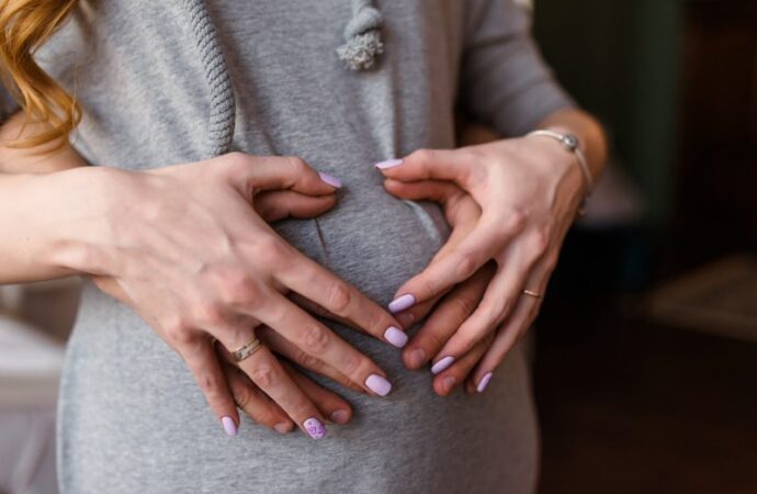 Manicure hibrydowy - czy jest bezpieczny w ciąży?