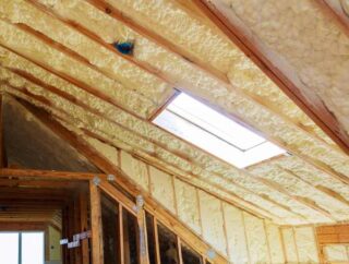 Zalety konstrukcji stropu drewnianego oraz etapy montażu belek stropowych z drewna