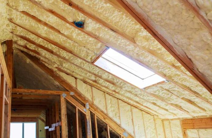 Zalety konstrukcji stropu drewnianego oraz etapy montażu belek stropowych z drewna