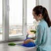 Jak efektywnie wyczyścić żaluzje, rolety, plisy i panele okienne? Metody porządkowania na wiosnę.