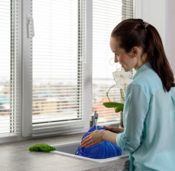Jak efektywnie wyczyścić żaluzje, rolety, plisy i panele okienne? Metody porządkowania na wiosnę.