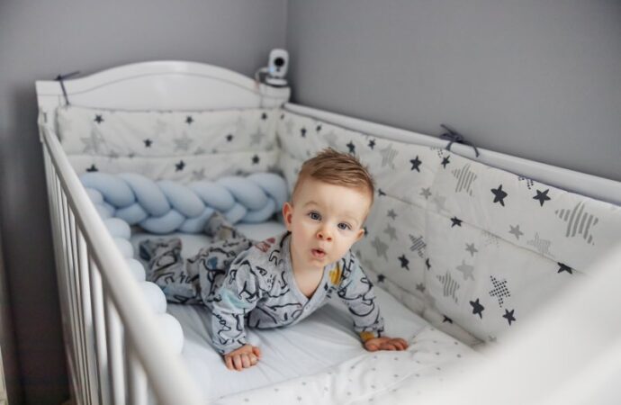 Pomysły na aranżację przestrzeni dla niemowlaka w małym mieszkaniu i sypialni